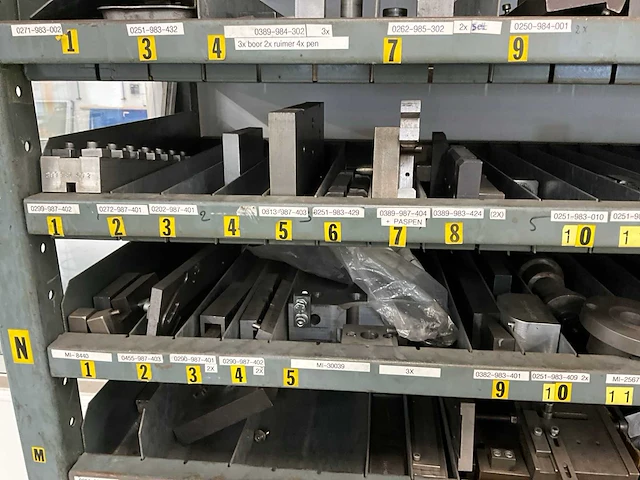 Vakken stellingen met inhoud - afbeelding 4 van  4