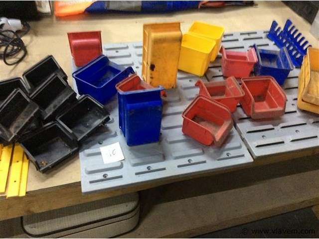 Vakkenbakjes met muurbevestiging - afbeelding 1 van  3