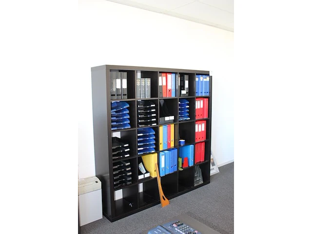 Vakkenkast ikea met 25 vakken. afmeting 185 x 39 x 185 cm. exclusief inhoud - afbeelding 2 van  2