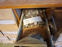 Vakkenkast met assortiment installatiemateriaal - afbeelding 2 van  13