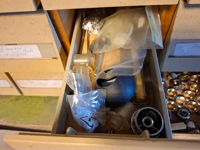 Vakkenkast met assortiment installatiemateriaal - afbeelding 3 van  13