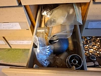 Vakkenkast met assortiment installatiemateriaal - afbeelding 3 van  13