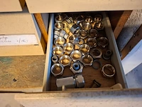 Vakkenkast met assortiment installatiemateriaal - afbeelding 4 van  13