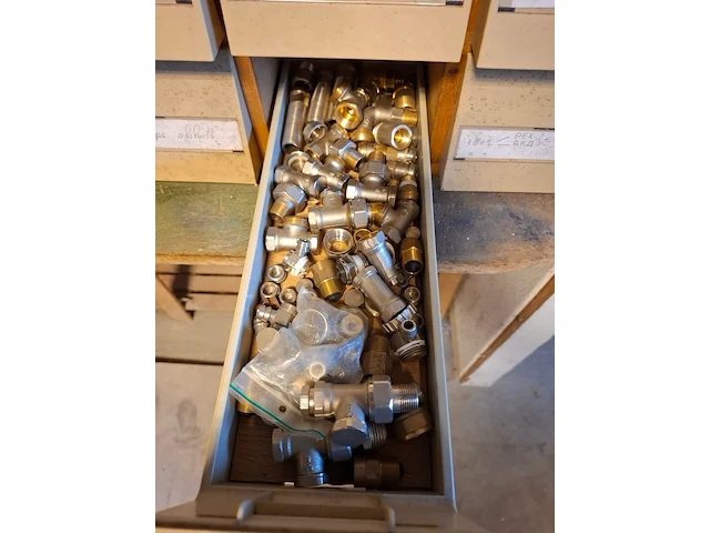 Vakkenkast met assortiment installatiemateriaal - afbeelding 5 van  13