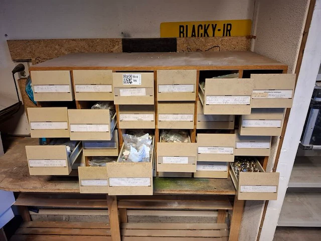 Vakkenkast met assortiment installatiemateriaal - afbeelding 1 van  13