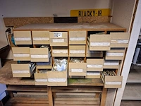 Vakkenkast met assortiment installatiemateriaal