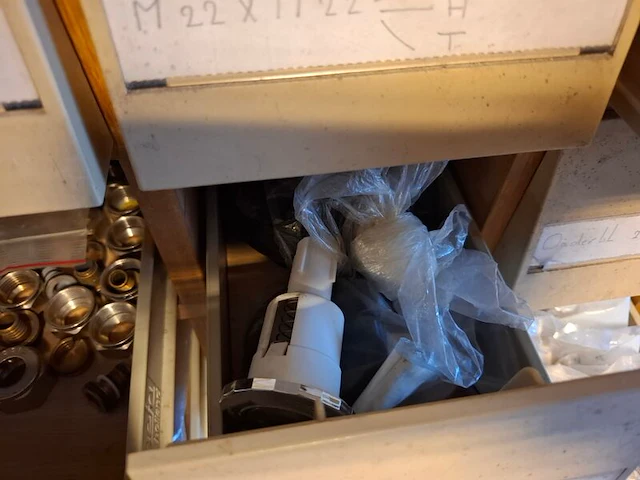 Vakkenkast met assortiment installatiemateriaal - afbeelding 7 van  13
