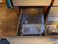 Vakkenkast met assortiment installatiemateriaal - afbeelding 8 van  13