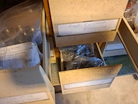 Vakkenkast met assortiment installatiemateriaal - afbeelding 9 van  13