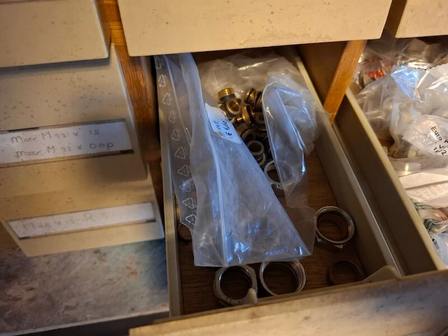 Vakkenkast met assortiment installatiemateriaal - afbeelding 10 van  13