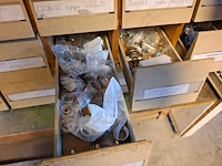 Vakkenkast met assortiment installatiemateriaal - afbeelding 11 van  13