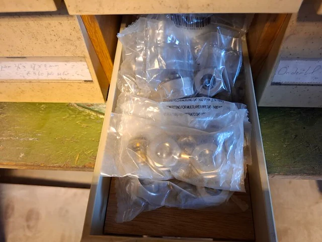 Vakkenkast met assortiment installatiemateriaal - afbeelding 12 van  13