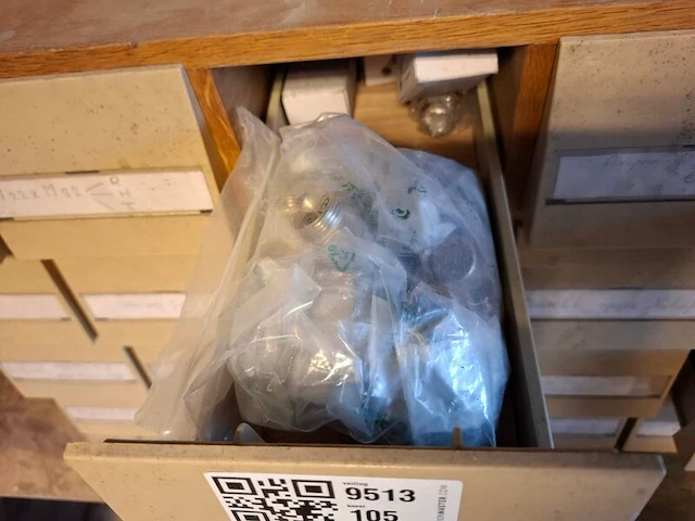 Vakkenkast met assortiment installatiemateriaal - afbeelding 13 van  13