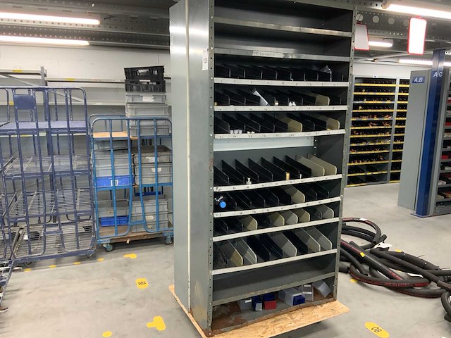 Vakkenkast met inhoud (2x) - afbeelding 1 van  5