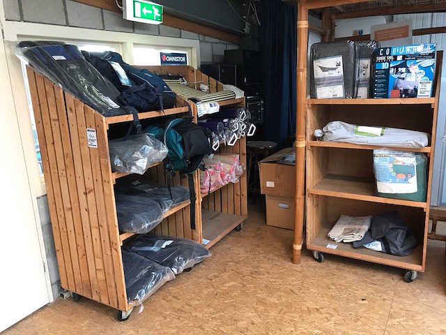 Vakkenkast op wielen (3x) - afbeelding 1 van  4