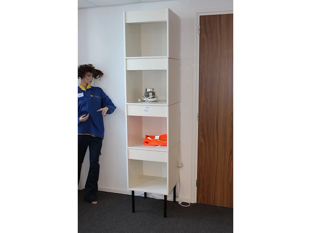 Vakkenkast opgebouwd uit vier blokken met ingebouwde verlichting. afmeting 50 x 50 cm. hoogte 230 cm - afbeelding 2 van  2