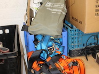 Valbeveiligingsproducten in en om kunststof krat. - afbeelding 2 van  2