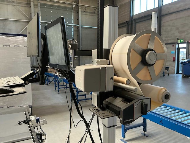 Valor 2024 qliqflow geautomatiseerde print & apply labelinstallatie met interroll transportbaan (zeer weinig draaiuren) - afbeelding 2 van  25