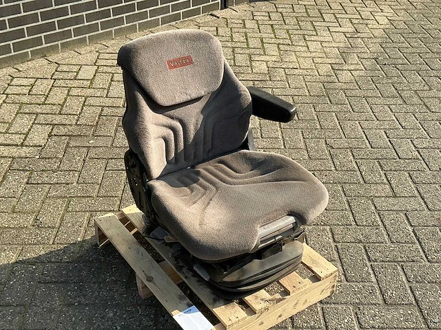 Valtra grammer luchtgeveerde stoel - afbeelding 3 van  8