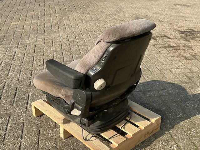 Valtra grammer luchtgeveerde stoel - afbeelding 4 van  8