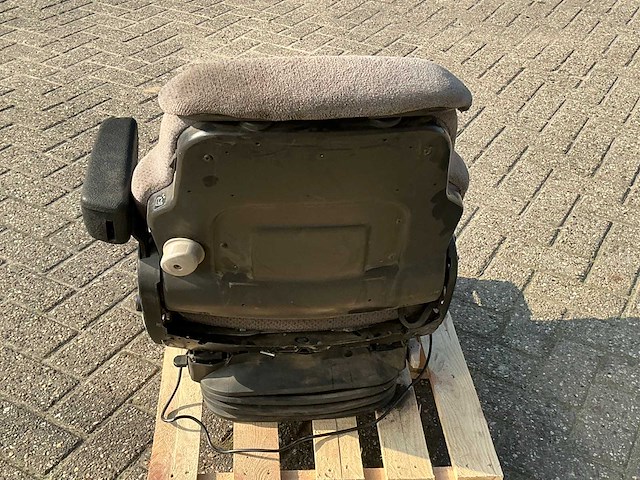 Valtra grammer luchtgeveerde stoel - afbeelding 5 van  8