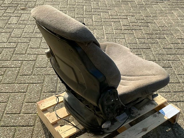 Valtra grammer luchtgeveerde stoel - afbeelding 6 van  8