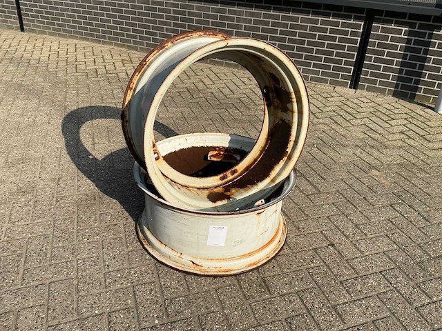 Valtra w12x28 velg (2x) - afbeelding 1 van  6
