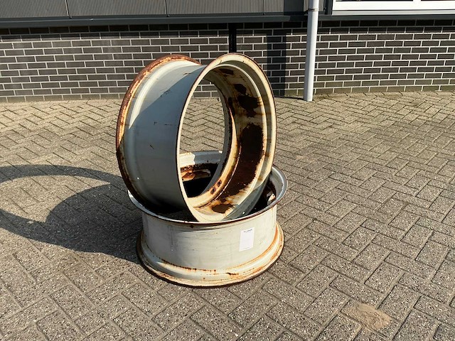 Valtra w12x28 velg (2x) - afbeelding 2 van  6