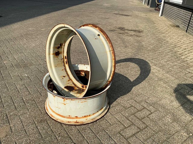 Valtra w12x28 velg (2x) - afbeelding 3 van  6