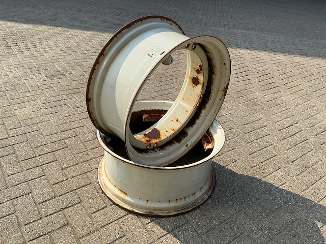 Valtra w12x28 velg (2x) - afbeelding 4 van  6