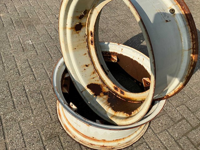 Valtra w12x28 velg (2x) - afbeelding 6 van  6