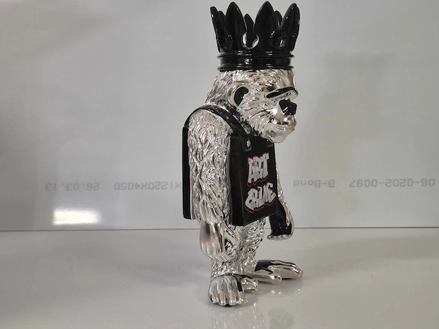 Van apple - graffiti monkey - resin / chroom - 24 x 13 - afbeelding 1 van  4
