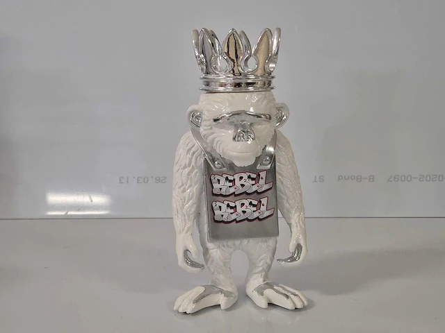 Van apple - graffiti monkey - resin / chroom - 24 x 13 - afbeelding 1 van  4