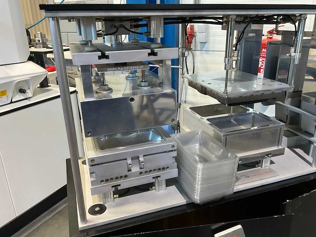 Van den berg stansmatrijzen display - afbeelding 2 van  6