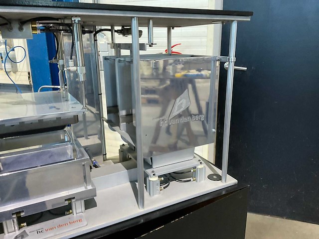 Van den berg stansmatrijzen display - afbeelding 4 van  6