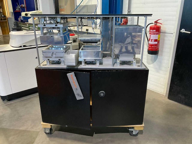 Van den berg stansmatrijzen display - afbeelding 1 van  5