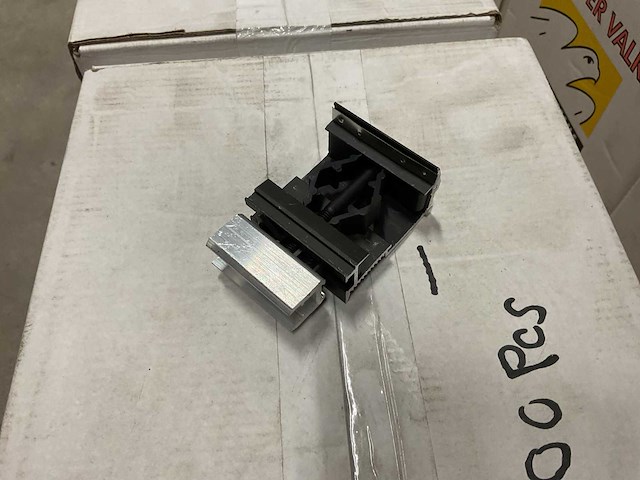 Van der valk 721552zw partij eindklemmen voor side+ profielen, ca. 245 stuks - afbeelding 2 van  4