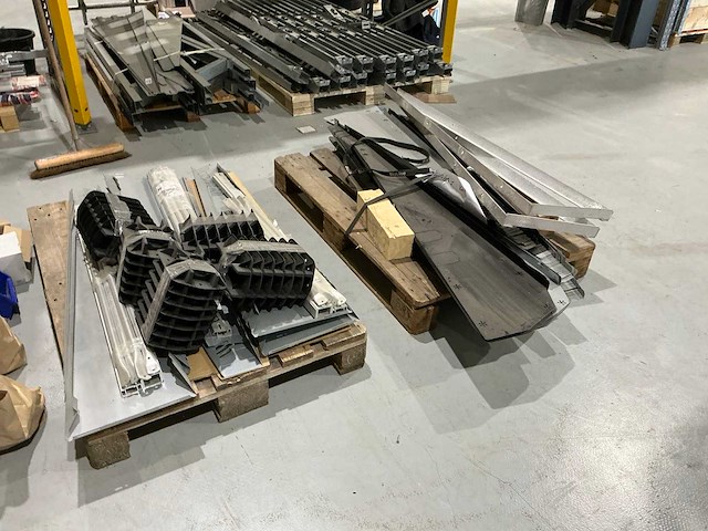 Van der valk en solarstell luifelkits, winddeflectoren en zijplaten - afbeelding 1 van  10