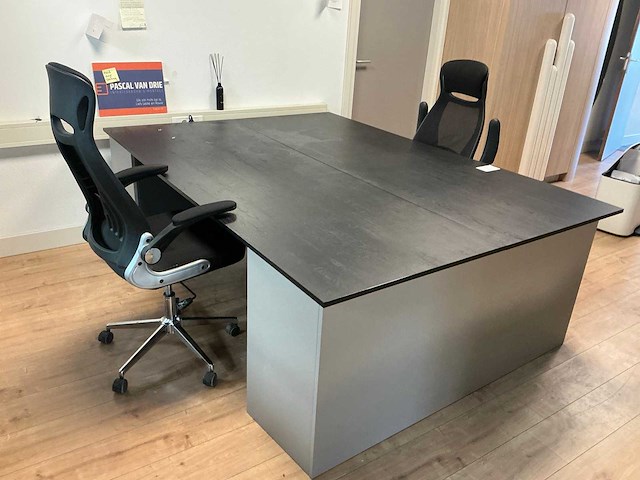 Van drie bureau met 2 bureaustoelen - afbeelding 1 van  5