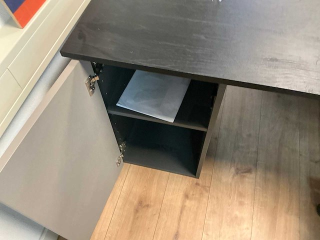 Van drie bureau met 2 bureaustoelen - afbeelding 3 van  5