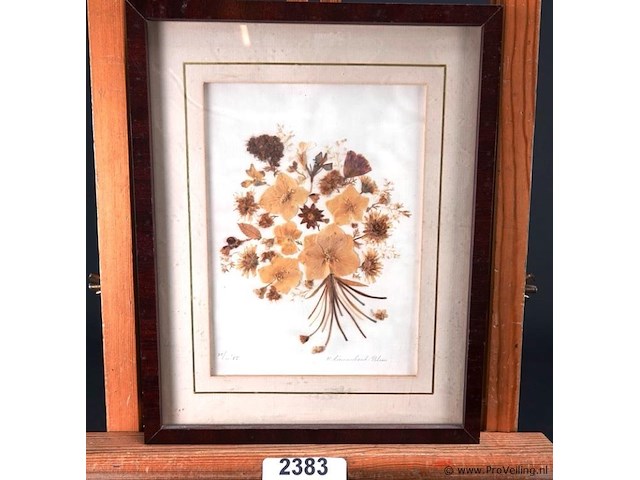 Van droogbloemen vervaardigde wandversiering - afbeelding 1 van  5