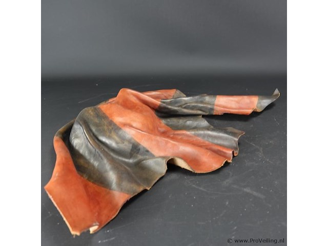 Van leder vervaardigd masker - afbeelding 4 van  5