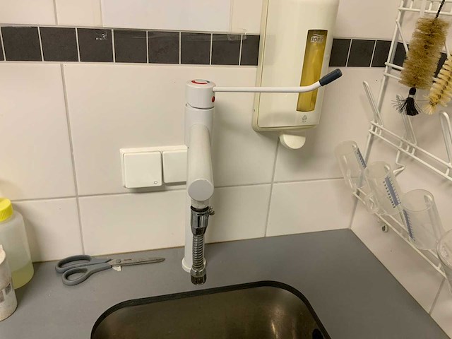 Van schaik en berghuis laboratorium meubel opstelling met werkkruk - afbeelding 2 van  10