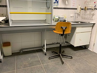 Van schaik en berghuis laboratorium meubel opstelling met werkkruk - afbeelding 1 van  10