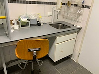 Van schaik en berghuis laboratorium meubel opstelling met werkkruk - afbeelding 3 van  10