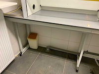 Van schaik en berghuis laboratorium meubel opstelling met werkkruk - afbeelding 4 van  10