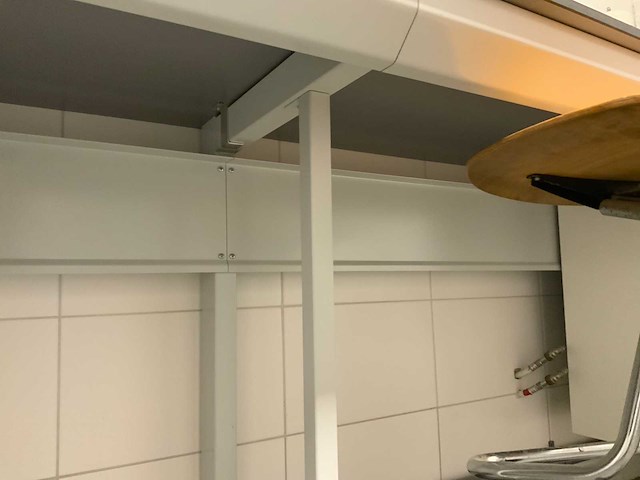 Van schaik en berghuis laboratorium meubel opstelling met werkkruk - afbeelding 6 van  10