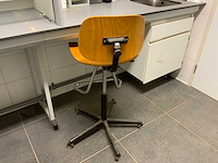 Van schaik en berghuis laboratorium meubel opstelling met werkkruk - afbeelding 7 van  10