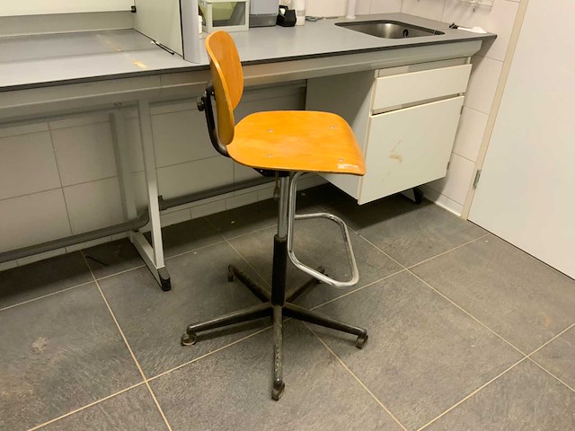 Van schaik en berghuis laboratorium meubel opstelling met werkkruk - afbeelding 8 van  10