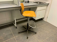 Van schaik en berghuis laboratorium meubel opstelling met werkkruk - afbeelding 8 van  10